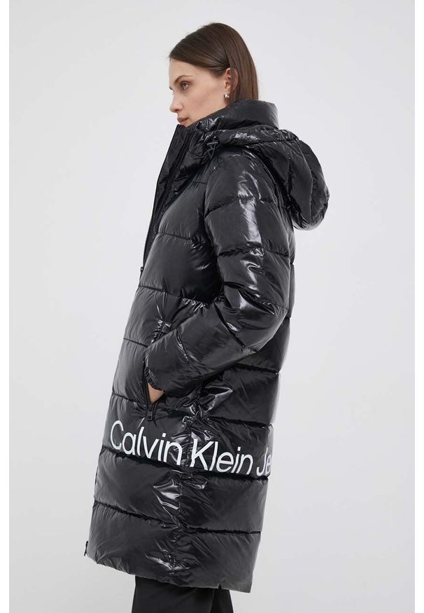 Calvin Klein Jeans kurtka damska kolor czarny zimowa. Kolor: czarny. Materiał: włókno. Sezon: zima