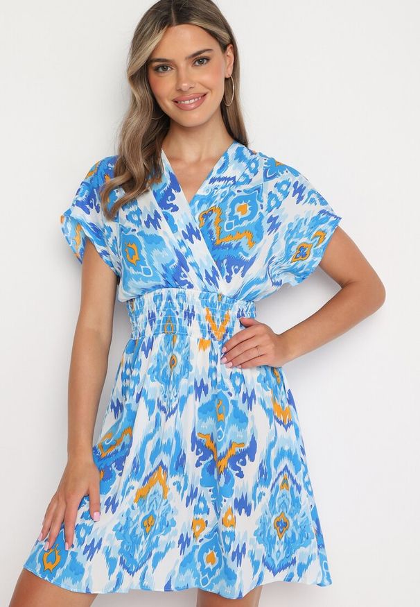 Born2be - Niebieska Sukienka Rozkloszowana z Kopertowym Dekoltem i Gumką w Pasie Emrra. Okazja: na co dzień, na plażę. Typ kołnierza: dekolt kopertowy. Kolor: niebieski. Materiał: tkanina. Sezon: lato. Typ sukienki: kopertowe. Styl: casual