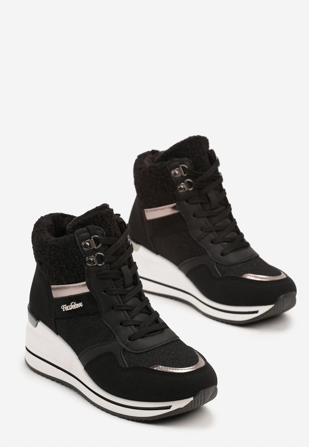 Born2be - Czarne Streetwearowe Botki na Koturnie z Metalicznymi Wstawkami i Futerkiem Beloraine. Okazja: na co dzień. Kolor: czarny. Materiał: futro. Obcas: na koturnie. Styl: casual, elegancki