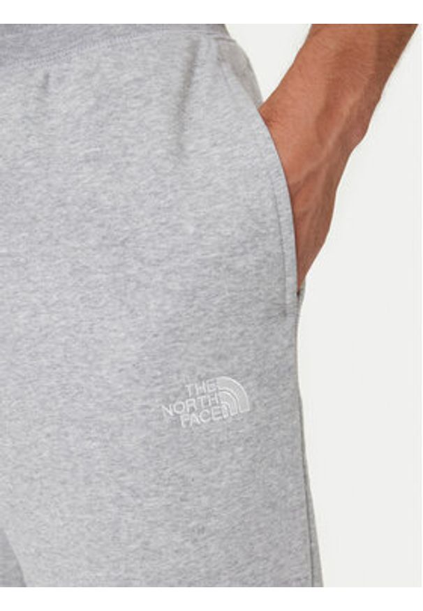 The North Face Spodnie dresowe Essential NF0A8C1F Szary Relaxed Fit. Kolor: szary. Materiał: bawełna