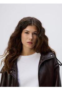 Reserved - T-shirt z domieszką jedwabiu - biały. Kolor: biały. Materiał: jedwab