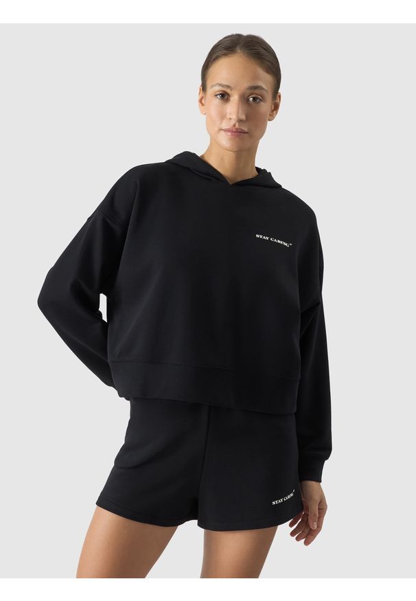 4f - 4F Bluza dresowa nierozpinana z kapturem damska - czarna XS. Okazja: na co dzień. Typ kołnierza: kaptur. Kolor: czarny. Materiał: dresówka. Wzór: gładki, napisy, ze splotem. Sezon: lato. Styl: casual, klasyczny, sportowy