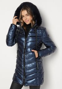 Born2be - Granatowa Pikowana Kurtka o Taliowanym Kroju z Kapturem z Futerkiem Naleanna. Okazja: na co dzień. Typ kołnierza: kaptur. Kolor: niebieski. Materiał: futro. Styl: casual #1