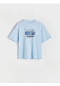 Reserved - T-shirt oversize z nadrukiem - jasnoniebieski. Kolor: niebieski. Materiał: bawełna, dzianina. Wzór: nadruk
