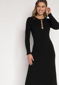 Born2be - Czarna Dopasowana Sukienka z Prążkowanej Dzianiny z Wiskozą z Aplikacjami Tusmana. Kolor: czarny. Materiał: prążkowany, dzianina, wiskoza. Wzór: aplikacja. Styl: elegancki #7