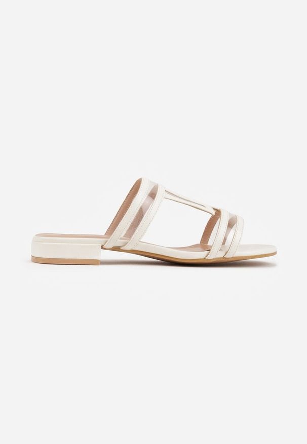 Renee - Białe Klapki Ozdobione Geometrycznym Motywem Nysathei. Okazja: na co dzień. Kolor: biały. Wzór: geometria, aplikacja. Sezon: lato. Styl: casual