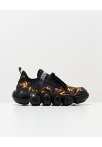 Versace Jeans Couture - VERSACE JEANS COUTURE - Czarne sneakersy z barokowym nadrukiem. Nosek buta: okrągły. Kolor: czarny. Materiał: guma, materiał. Szerokość cholewki: normalna. Wzór: nadruk #2