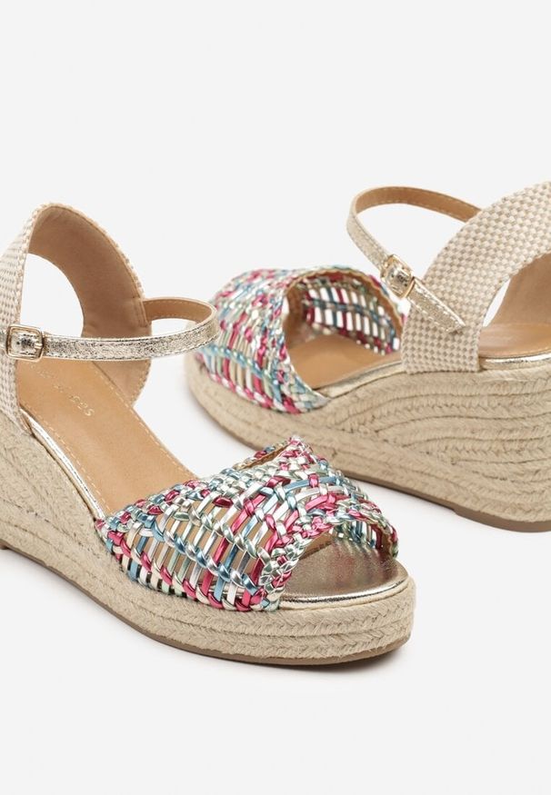 Born2be - Beżowo-Różowe Sandały na Koturnie w Stylu Boho z Plecionką Pasirna. Okazja: na co dzień. Nosek buta: otwarty. Zapięcie: sprzączka. Kolor: beżowy. Sezon: lato. Obcas: na koturnie. Styl: boho