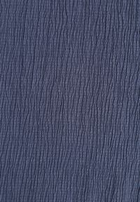 Renee - Niebieska Teksturowana Spódnica Ołówkowa z Rozcięciem z Boku Piremilia. Okazja: na co dzień, na spacer. Kolor: niebieski. Materiał: tkanina. Styl: casual, elegancki #7