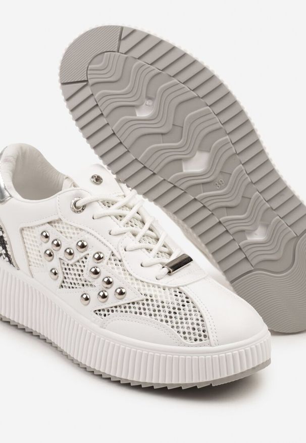 Renee - Białe Sneakersy Ozdobione Gwiazdą i Nitami Zeloti. Okazja: na co dzień. Kolor: biały. Materiał: dzianina, jeans. Wzór: aplikacja