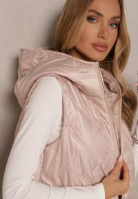 Renee - Różowa Kamizelka z Pikowanymi Przeszyciami i Kapturem Zdobiona Naszywką Lisaniria. Okazja: na spacer. Kolor: różowy. Wzór: aplikacja. Styl: elegancki #3