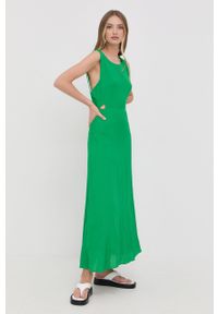Silvian Heach sukienka kolor zielony maxi rozkloszowana. Kolor: zielony. Materiał: tkanina. Długość rękawa: na ramiączkach. Typ sukienki: rozkloszowane. Długość: maxi