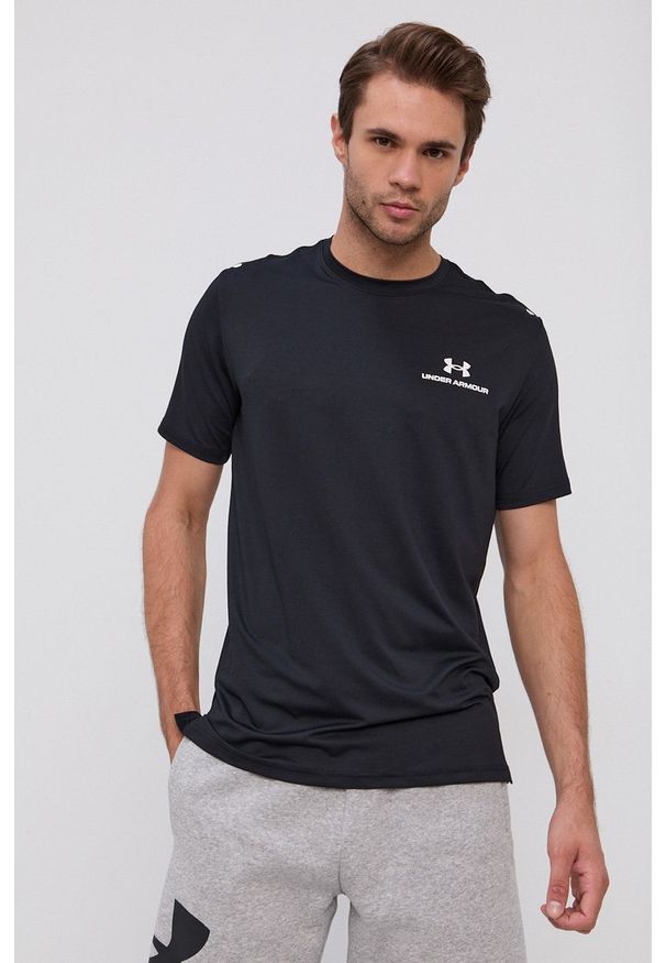 Under Armour - T-shirt. Kolor: czarny. Materiał: dzianina. Wzór: nadruk