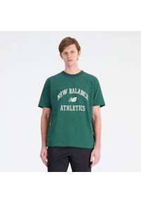 Koszulka męska New Balance MT33551NWG – zielona. Kolor: zielony. Materiał: materiał, bawełna. Długość rękawa: krótki rękaw. Długość: krótkie. Wzór: napisy