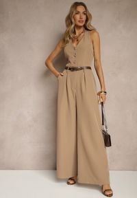 Renee - Ciemnobeżowy Taliowany Kombinezon z Guzikami Nilaviella. Kolor: beżowy. Długość: długie. Styl: elegancki #5