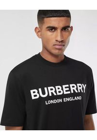 Burberry - BURBERRY - Czarna koszulka z logo. Kolor: czarny. Materiał: elastan, jeans, bawełna, prążkowany. Wzór: nadruk, napisy. Styl: klasyczny, sportowy