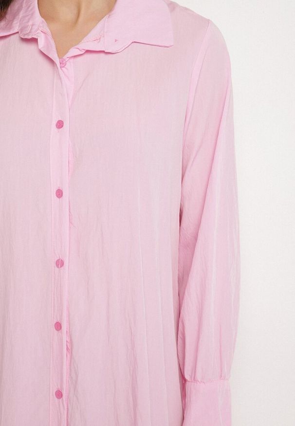 Born2be - Różowa Sukienka z Wiskozą o Koszulowym Kroju z Falbanką Penzedi. Okazja: na co dzień. Typ kołnierza: kołnierzyk klasyczny. Kolor: różowy. Materiał: wiskoza. Długość rękawa: długi rękaw. Typ sukienki: koszulowe. Styl: klasyczny, casual, elegancki