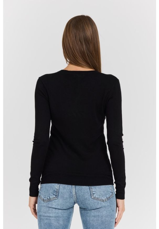 Guess - GUESS Czarny damski sweter Saige Logo Vn Ls Swtr, Rozmiar S. Typ kołnierza: dekolt w serek. Kolor: czarny. Materiał: materiał. Długość rękawa: długi rękaw. Długość: długie. Styl: elegancki