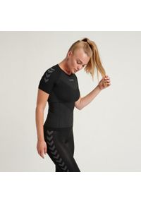 Jersey Hummel femme First Seamless. Kolor: czarny. Materiał: jersey. Długość rękawa: krótki rękaw. Długość: krótkie. Sport: fitness