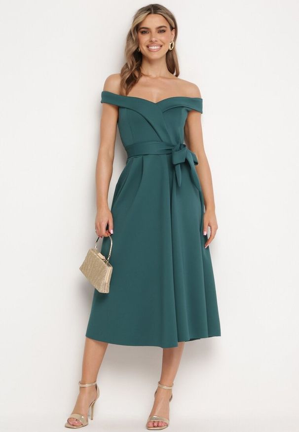 Born2be - Zielona Elegancka Sukienka o Fasonie Hiszpanki z Materiałowym Paskiem Xaelia. Typ kołnierza: dekolt hiszpanka. Kolor: zielony. Materiał: materiał. Styl: elegancki