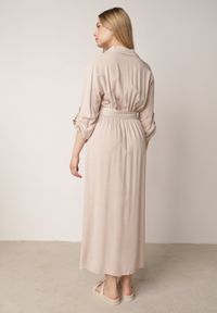 Born2be - Beżowa Bawełniana Sukienka Koszulowa z Paskiem i Regulowanymi Rękawami Sadevia. Okazja: na co dzień, do pracy, na spotkanie biznesowe, na spacer. Kolor: beżowy. Materiał: bawełna. Typ sukienki: koszulowe. Styl: klasyczny, casual, biznesowy, elegancki. Długość: midi #5