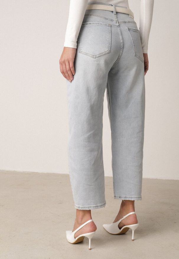 Born2be - Niebieskie Jeansy z Bawełną o Fasonie Mom Fit z Wysokim Stanem Vrenes. Okazja: na co dzień, na spotkanie biznesowe. Stan: podwyższony. Kolor: niebieski. Styl: casual, biznesowy, klasyczny