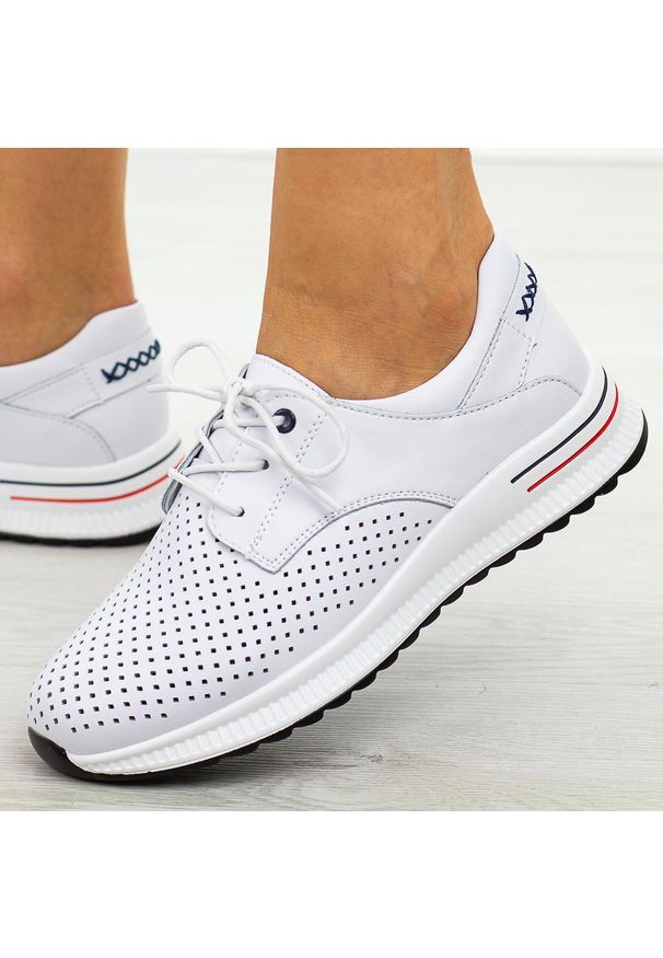 Białe skórzane półbuty damskie Filippo Dp6022/26. Okazja: na spacer, na co dzień. Kolor: biały. Materiał: skóra. Szerokość cholewki: normalna. Wzór: ażurowy. Sezon: wiosna, jesień, lato. Styl: casual, elegancki