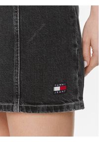 Tommy Jeans Sukienka jeansowa DW0DW16718 Czarny Slim Fit. Kolor: czarny. Materiał: bawełna