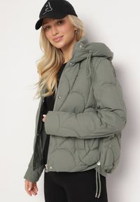 Born2be - Ciemnozielona Pikowana Kurtka o Pudełkowym Kroju z Kapturem i Ściągaczami Selizola. Okazja: na spacer. Typ kołnierza: kaptur. Kolor: zielony. Materiał: skóra, jeans. Styl: sportowy #5