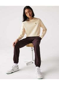 Lacoste - LACOSTE - Beżowa bluza z metalowym logo. Kolor: beżowy. Materiał: bawełna, prążkowany, polar. Długość rękawa: raglanowy rękaw. Długość: długie #3
