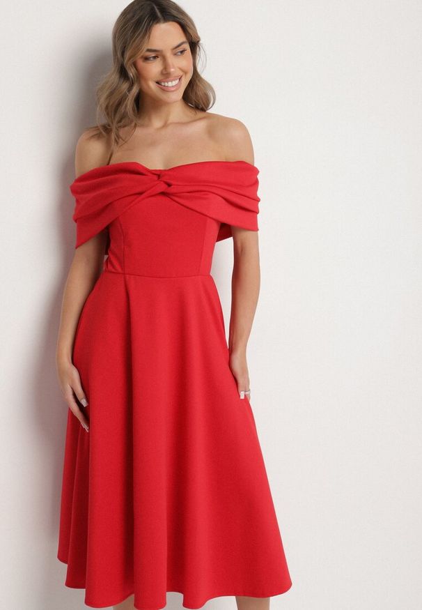 Born2be - Czerwona Rozkloszowana Sukienka z Odsłoniętymi Ramionami i Drapowaniem Odilene. Okazja: na imprezę. Kolor: czerwony. Sezon: lato. Typ sukienki: z odkrytymi ramionami. Styl: elegancki