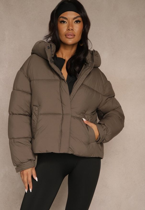 Renee - Ciemnobeżowa Kurtka Puffer z Pikowaniem Kapturem i Kieszonką przy Rękawie Galeida. Okazja: na co dzień, na spacer. Kolor: beżowy. Materiał: jeans. Długość: krótkie. Styl: casual