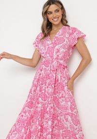 Born2be - Różowa Sukienka z Kopertowym Dekoltem z Gumką w Talii i Materiałowym Paskiem Xelovia. Okazja: na co dzień. Kolor: różowy. Materiał: materiał. Typ sukienki: kopertowe. Styl: elegancki, casual #6
