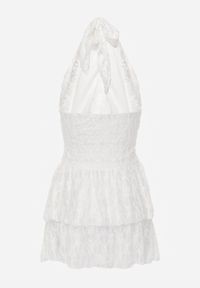 Renee - Biała Sukienka Halter z Koronki Zdobiona Metalicznymi Guziczkami Corrarea. Typ kołnierza: dekolt halter. Kolor: biały. Materiał: koronka. Wzór: aplikacja, koronka #6