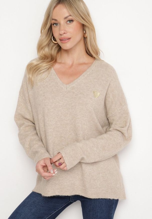 Born2be - Ciemnobeżowy Sweter z Wełną i Trójkątnym Dekoltem Zivida. Okazja: na co dzień. Kolor: beżowy. Materiał: wełna. Długość rękawa: długi rękaw. Długość: długie. Styl: klasyczny, elegancki, casual