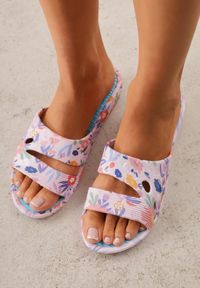 Born2be - Jasnoniebieskie Klapki Basenowe Ozdobione Wzorem w Kwiaty Thoninoe. Okazja: na plażę. Kolor: niebieski. Wzór: kwiaty, aplikacja. Sezon: lato. Styl: wakacyjny #4