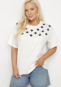 Born2be - Biały T-shirt z Bawełny Ozdobiony Cyrkoniami i Haftami Firarette. Okazja: na co dzień. Kolor: biały. Materiał: bawełna. Wzór: aplikacja, haft. Styl: klasyczny, casual