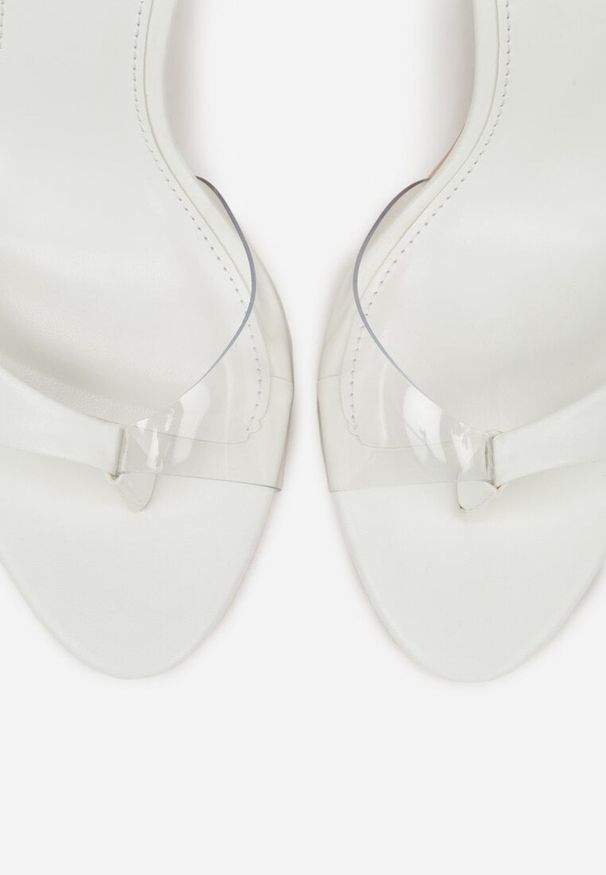 Renee - Białe Sandały na Szpilce z Przezroczystymi Elementami Xilxaris. Okazja: na ślub cywilny, na wesele, na imprezę. Kolor: biały. Wzór: kwiaty. Sezon: lato. Obcas: na szpilce. Styl: elegancki, klasyczny