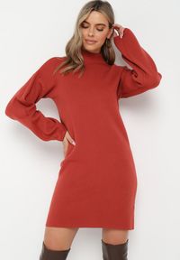 Born2be - Czerwona Sweterkowa Sukienka Mini z Gładkiej Dzianiny Narel. Kolor: czerwony. Materiał: dzianina. Wzór: gładki. Typ sukienki: proste. Długość: mini #1