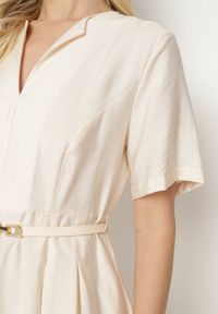 Born2be - Beżowa Wiskozowa Sukienka z Lnem o Rozkloszowanym Kroju z Paskiem z Klamerką Linalin. Okazja: na co dzień. Typ kołnierza: dekolt w serek. Kolor: beżowy. Materiał: len, wiskoza. Długość rękawa: krótki rękaw. Styl: klasyczny, casual, elegancki #2