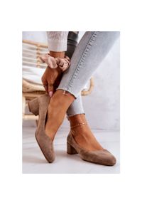 Zamszowe Czółenka Na Słupku Sergio Leone PB291 Beżowe beżowy. Kolor: beżowy. Materiał: zamsz. Obcas: na słupku. Styl: klasyczny, elegancki. Wysokość obcasa: niski #2