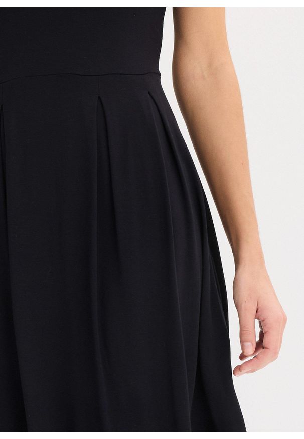 bonprix - Sukienka z dżerseju z mieszanki wiskozy. Kolor: czarny. Materiał: wiskoza, jersey. Długość rękawa: krótki rękaw. Wzór: nadruk, paski, grochy, gładki. Sezon: lato