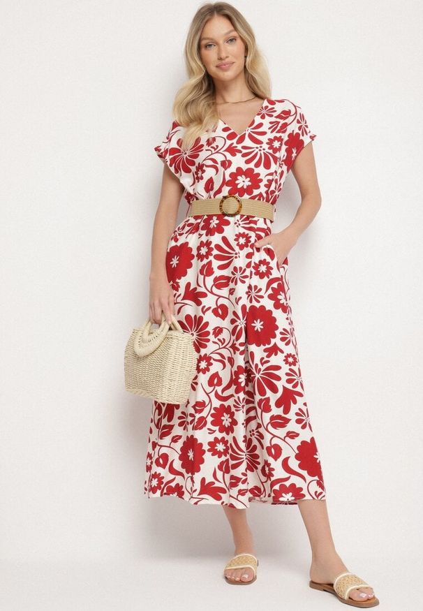 Born2be - Czerwona Wiskozowa Sukienka o Rozkloszowanym Kroju z Ozdobnym Paskiem z Klamrą Zarolena. Okazja: na spacer, na co dzień, na imprezę. Typ kołnierza: dekolt w kształcie V. Kolor: czerwony. Materiał: wiskoza. Sezon: lato. Typ sukienki: rozkloszowane. Styl: casual, elegancki