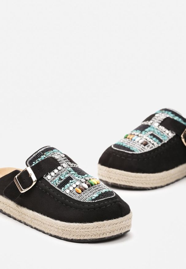 Born2be - Czarne Klapki na Plecionej Podeszwie z Kryształkami i Klamrą Noritak. Okazja: na spacer. Kolor: czarny. Sezon: lato. Obcas: na obcasie. Styl: elegancki, wizytowy, klasyczny. Wysokość obcasa: niski