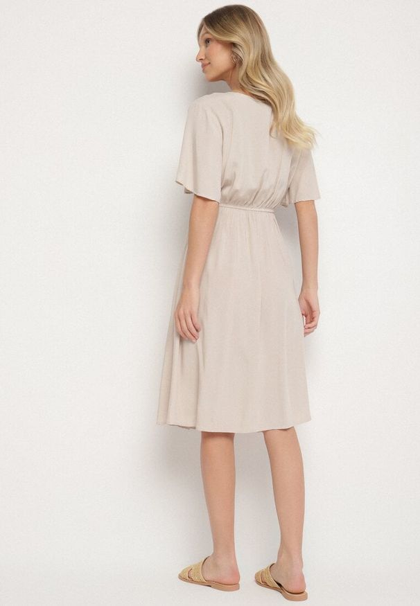 Born2be - Beżowa Bawełniana Sukienka o Rozkloszowanym Fasonie Liranelle. Okazja: na co dzień. Typ kołnierza: dekolt w kształcie V. Kolor: beżowy. Materiał: bawełna. Długość rękawa: krótki rękaw. Sezon: lato. Typ sukienki: rozkloszowane. Styl: casual, elegancki