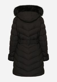 Born2be - Czarna Pikowana Kurtka Zimowa z Paskiem i Futerkowymi Obszyciami z Możliwością Odpięcia Hedirra. Okazja: na co dzień. Kolor: czarny. Materiał: jeans. Sezon: zima. Styl: casual, elegancki #5