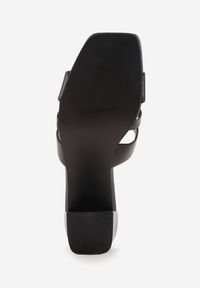 Renee - Czarne Klapki na Słupku z Kwadratowym Noskiem i Ozdobnymi Wycięciami Daerika. Okazja: na co dzień. Kolor: czarny. Materiał: koronka. Wzór: aplikacja. Obcas: na słupku. Styl: casual #5