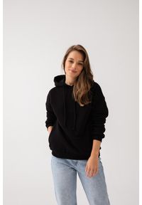 BLUZA GINA CZARNA L - Flawless. Okazja: na co dzień, do domu. Typ kołnierza: kaptur. Kolor: czarny. Materiał: dresówka, bawełna, materiał. Długość: długie. Styl: sportowy, klasyczny, casual
