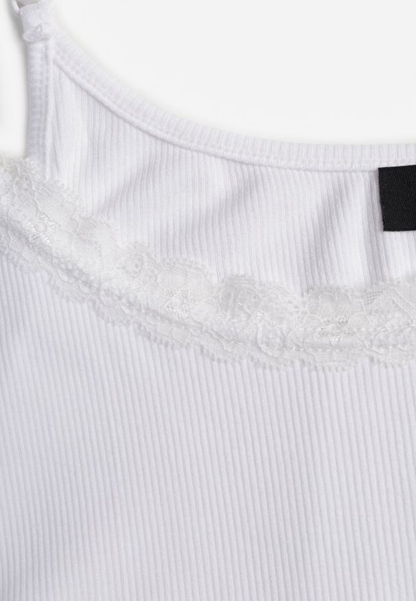 Born2be - Biały Bawełniany Top Bieliźniany z Koronką na Regulowanych Ramiączkach Beralisa. Okazja: na co dzień. Kolor: biały. Materiał: bawełna, koronka. Długość rękawa: na ramiączkach. Wzór: koronka. Sezon: zima, jesień. Styl: casual, klasyczny