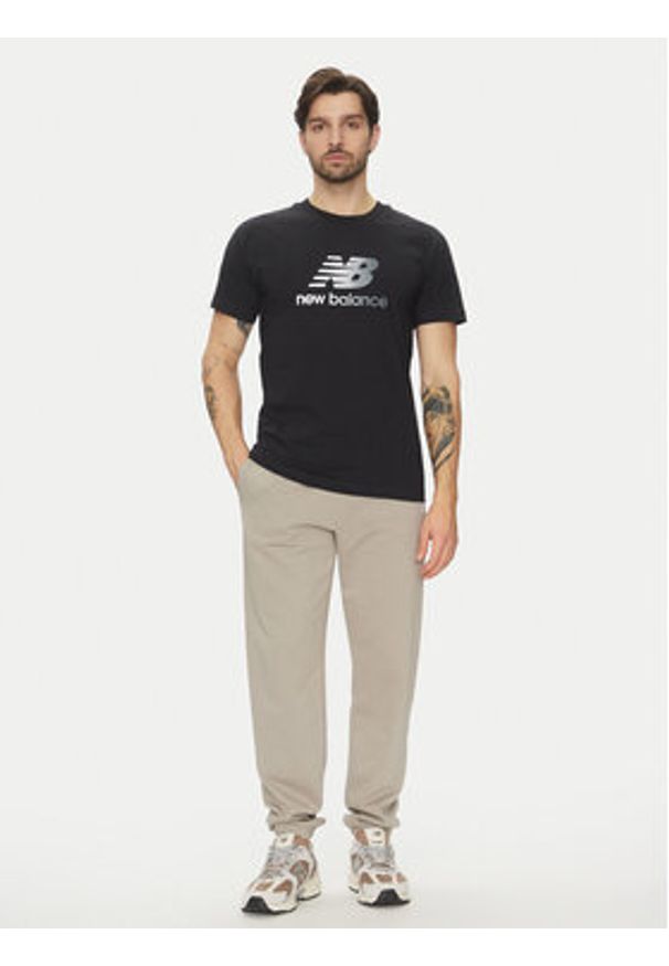 New Balance Spodnie dresowe Essentials MP41519 Beżowy Relaxed Fit. Kolor: beżowy. Materiał: bawełna, syntetyk